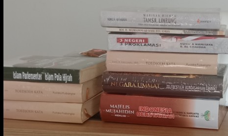 CACAT BAWAAN REPUBLIK: Membaca Ulang Konsep Kenegaraan Indonesia melalui Politik Historiografi